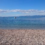 Beach with pebbles in front of Villa Mirca